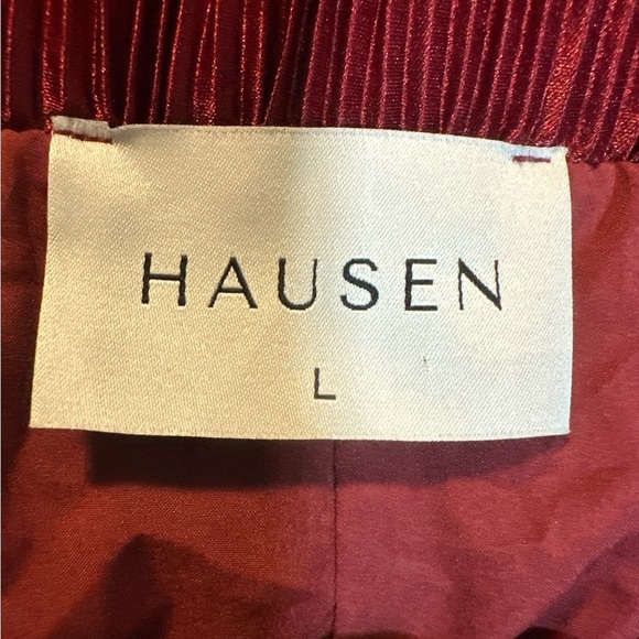 Elegant Red Pleated Women's Shorts - Picture 2 of 6